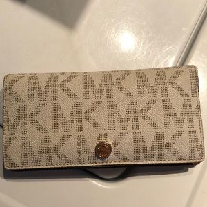 Michael kors wallet ❤️